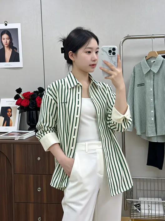 年轻东亚女性服装店内穿搭自拍