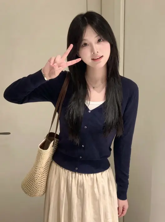 19岁甜美女生女性，小身材，小嘴巴